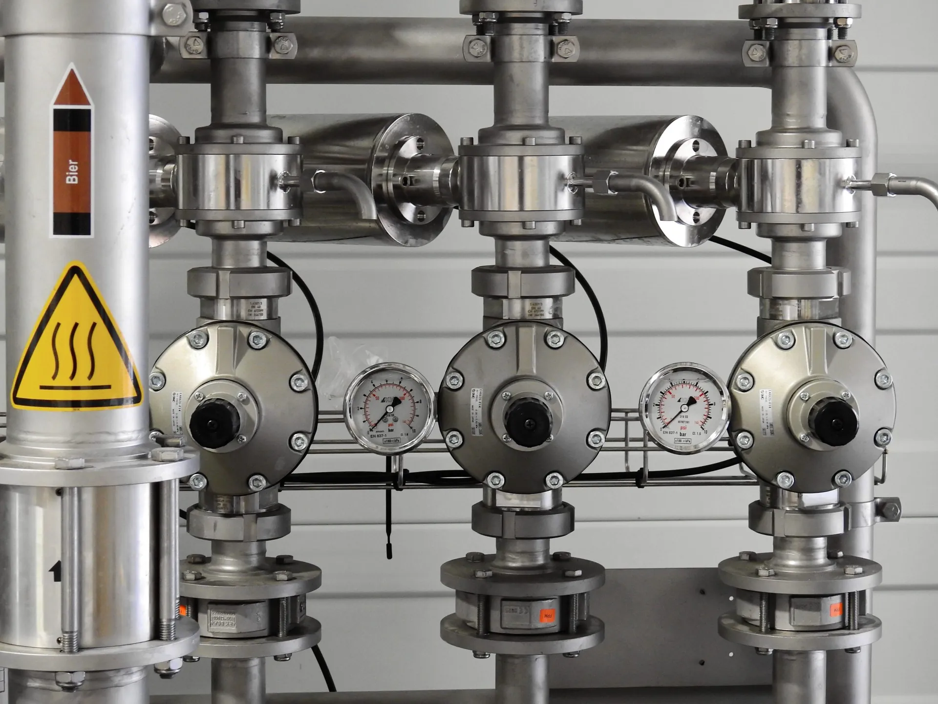Stainless steel manifold with valves and pressure gauges
